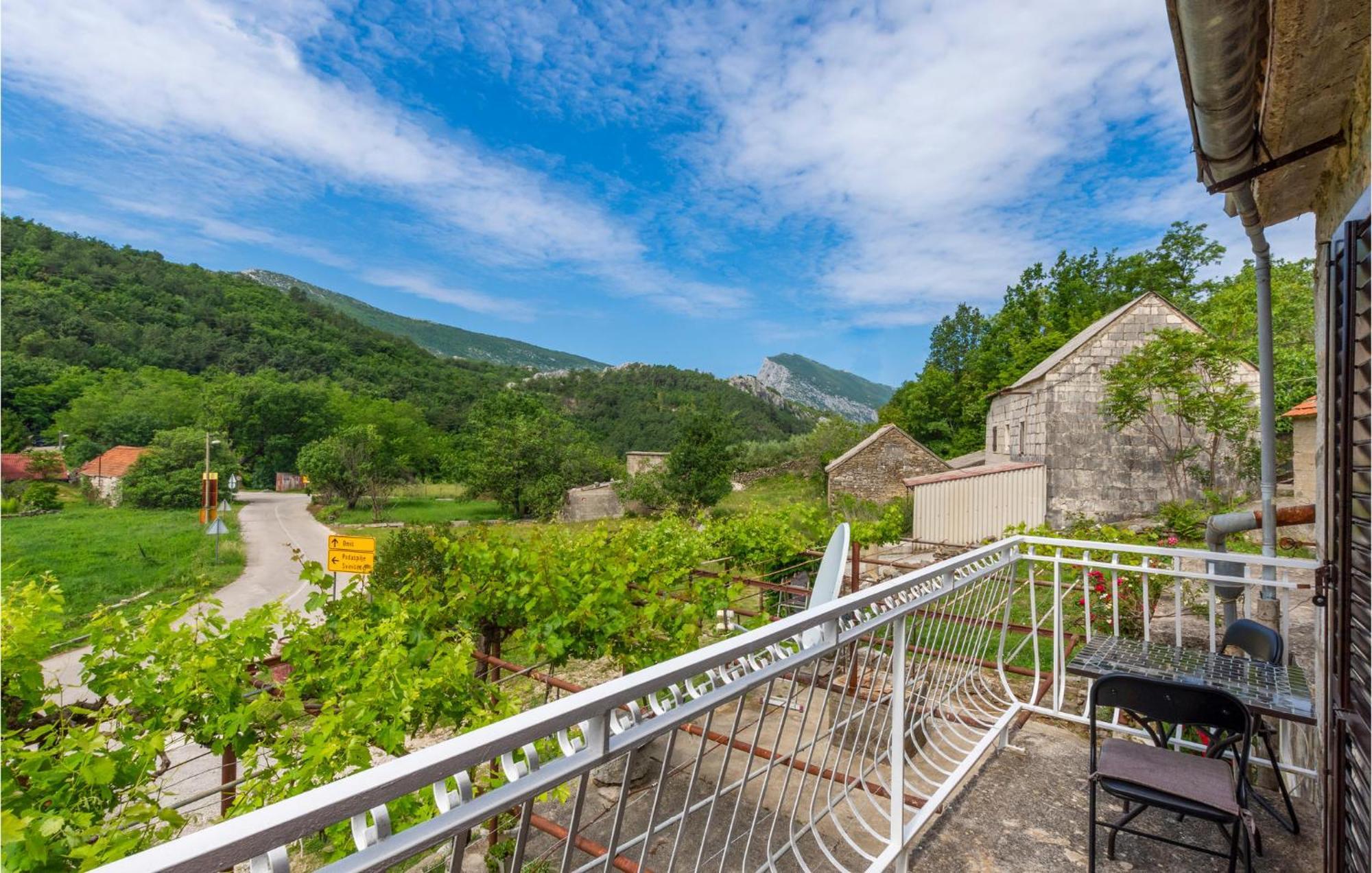 Awesome Apartment In Svinisce With Kitchenette Buitenkant foto